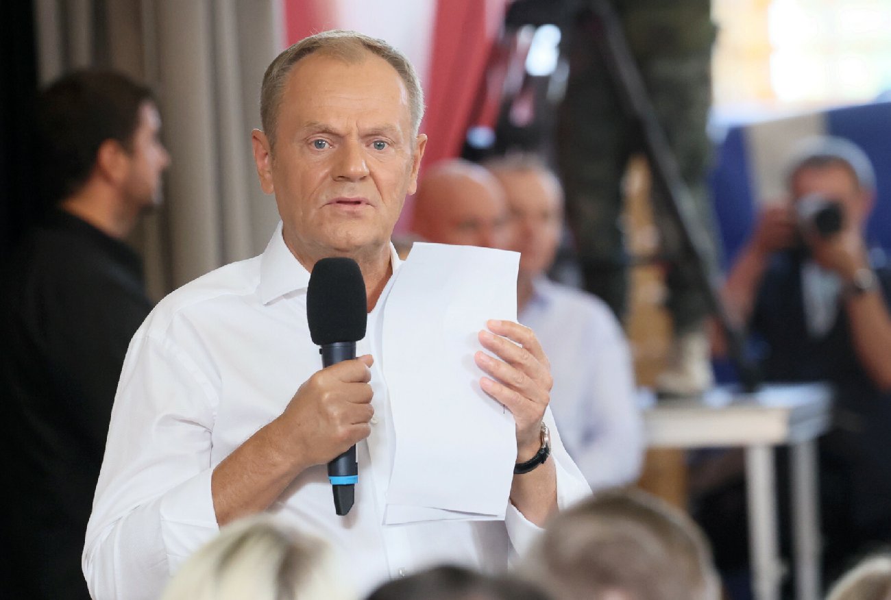 Donald Tusk ostro o Piotrze Wawrzyku. "Próbuje popełnić samobójstwo albo udaje".