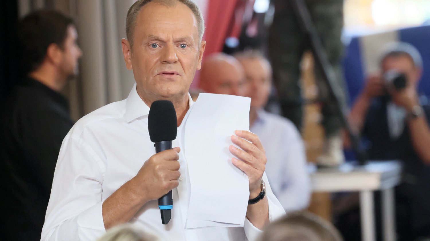 Donald Tusk ostro o Piotrze Wawrzyku. "Próbuje popełnić samobójstwo albo udaje".