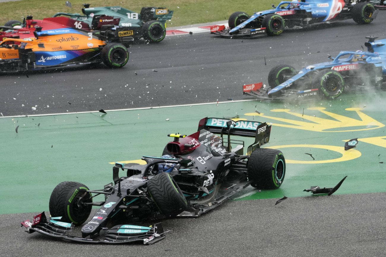 Do sporej kraksy doszło niedługo po starcie GP Węgier F1, gdzie głównym zamieszanym był Valtteri Bottas
