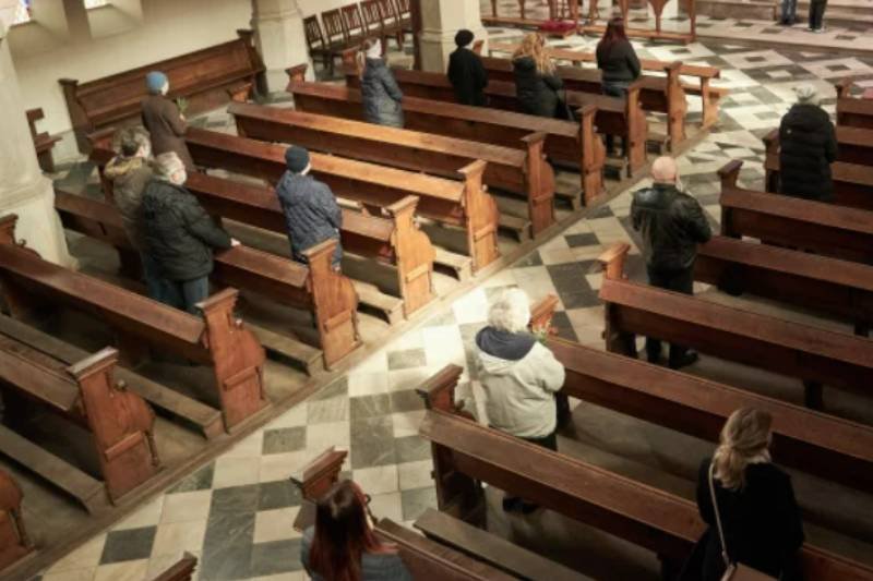 Wrocławski sanepid szuka osób, które przyjmowały komunię świętą z rąk księdza w Chrząstawie Wielkiej