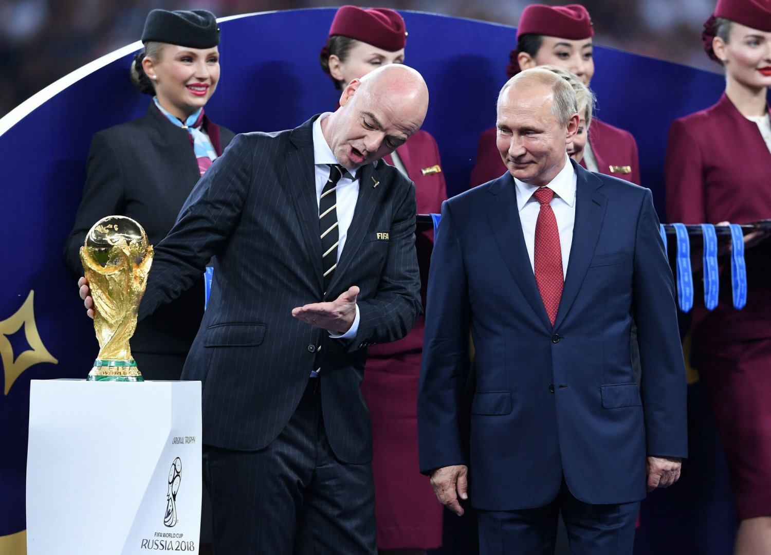 Gianni Infantino z Pucharem Świata i swoim przyjacielem Władimirem Putinem
