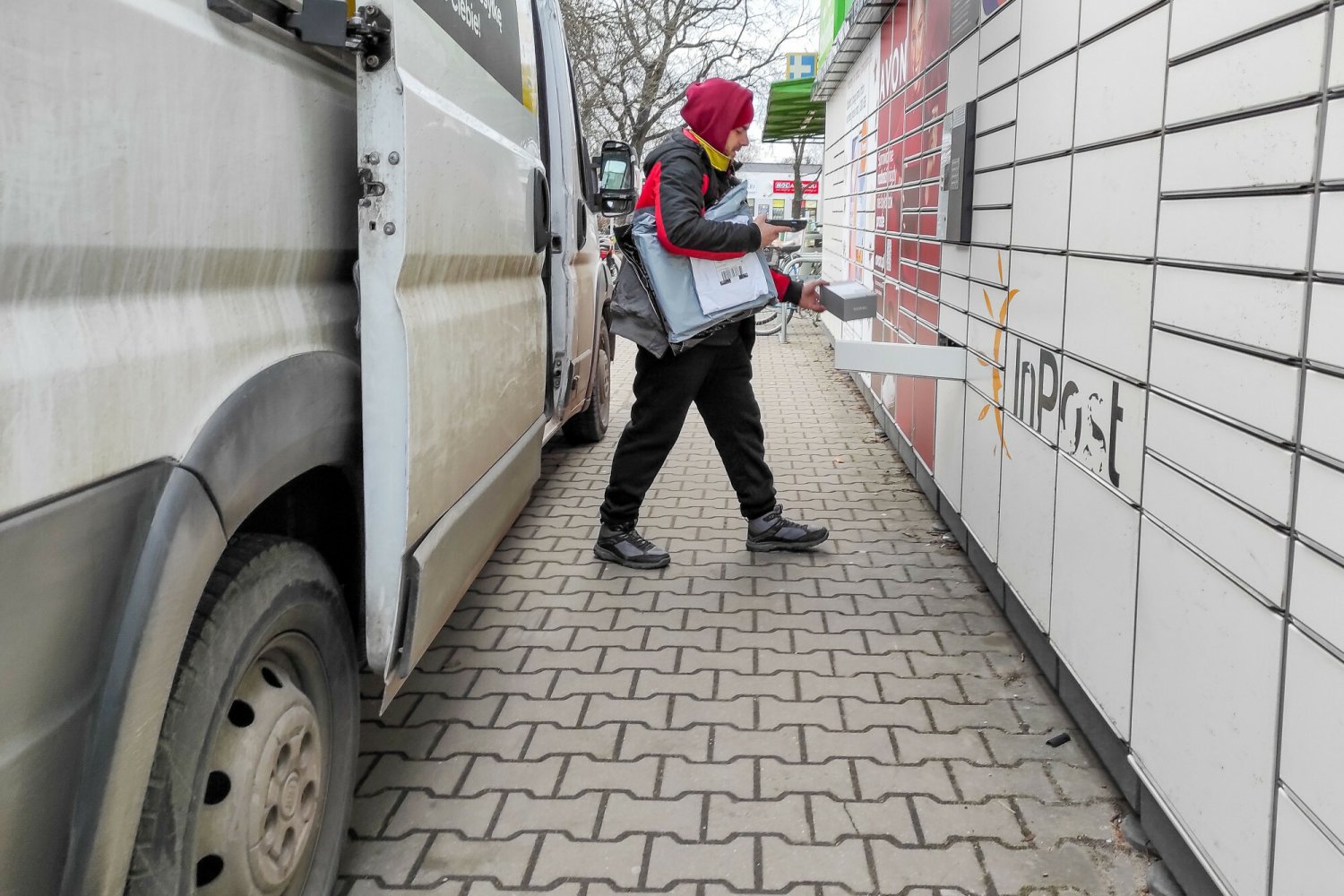 Stare ubrania i buty można oddać do paczkomatu InPost. Za darmo, ale jak to działa