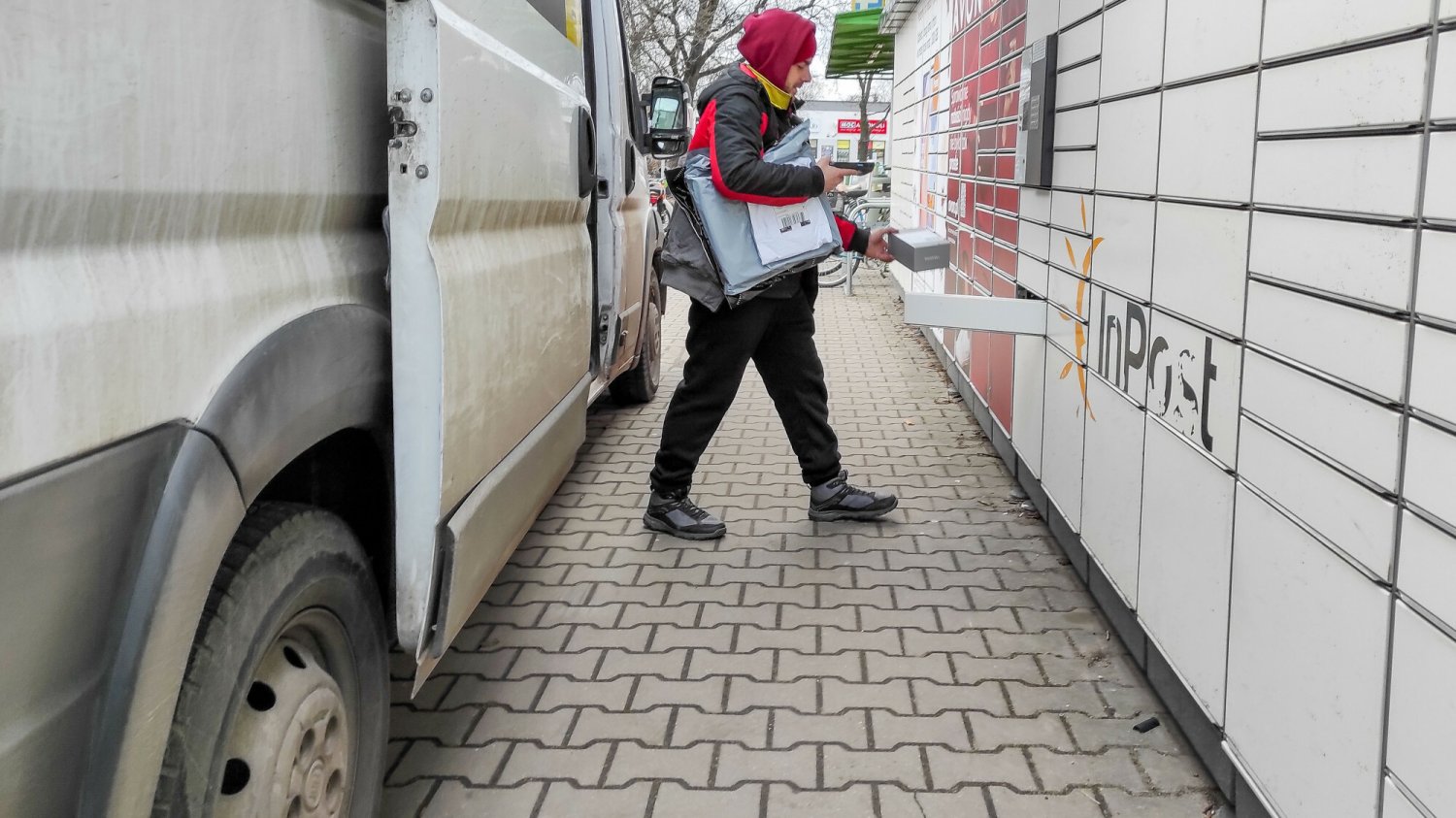 EKOzwroty InPost również ze starymi ubraniami i butami. Jak działa ta usługa w paczkomacie? Stare ubrania i buty można oddać do paczkomatu InPost. Za darmo, ale jak to działa