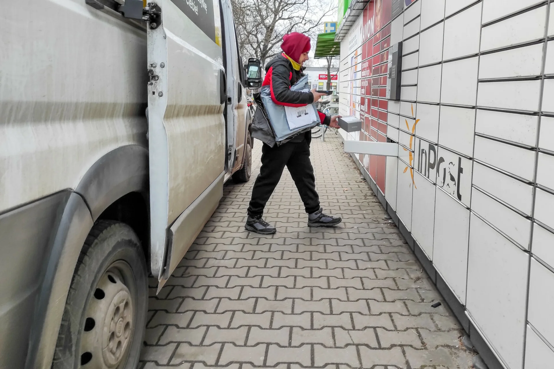 EKOzwroty InPost również ze starymi ubraniami i butami. Jak działa ta usługa w paczkomacie? Stare ubrania i buty można oddać do paczkomatu InPost. Za darmo, ale jak to działa