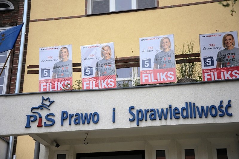 Kandydatka Koalicji Obywatelskiej do Sejmu, Magdalena Filiks, zawiesiła swoje plakaty na tarasie nad siedzibą PiS w Szczecinie.