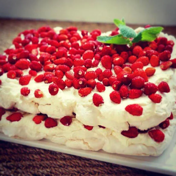 Słynna beza Pavlova w wersji z poziomkami