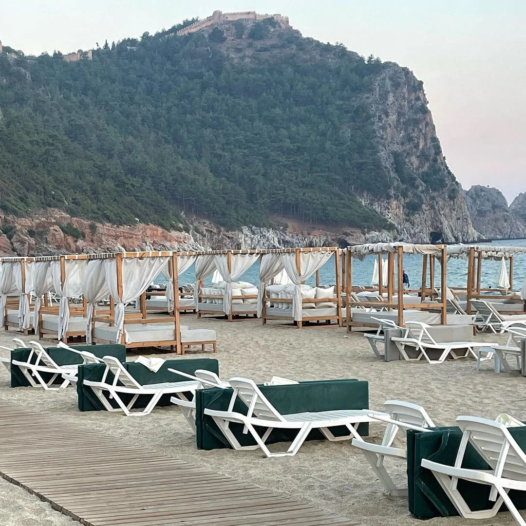 Plaża Kleopatry i widok na Wzgórze Zamkowe oraz mury obronne miasta.