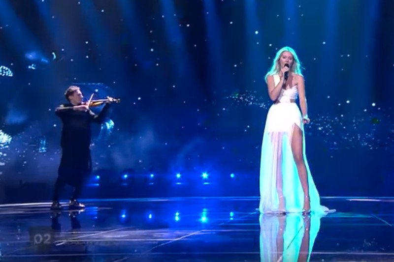 Polska reprezentantka podczas wykonywania finałowej piosenki "Flashlight".