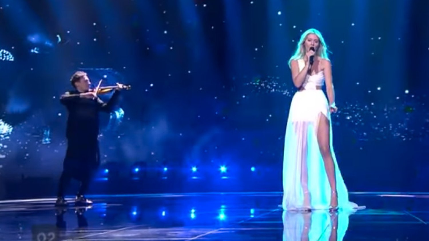 Polska reprezentantka podczas wykonywania finałowej piosenki "Flashlight".