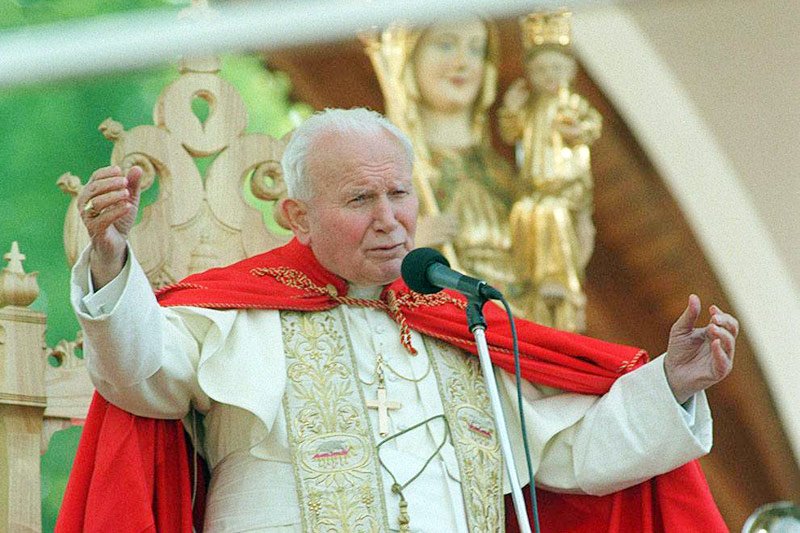 Kanonizacja Jana Pawła II to świetny biznes dla włoskich i polskich przedsiębiorców.