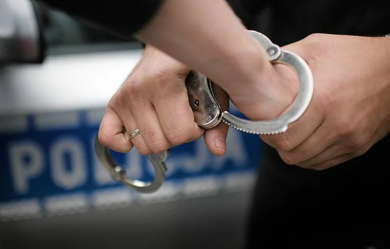 16-latek został odwieziony do bursy w kajdankach. Białystok. 16-latek pomylił się o 2 zł, policja skuła go w kajdanki.