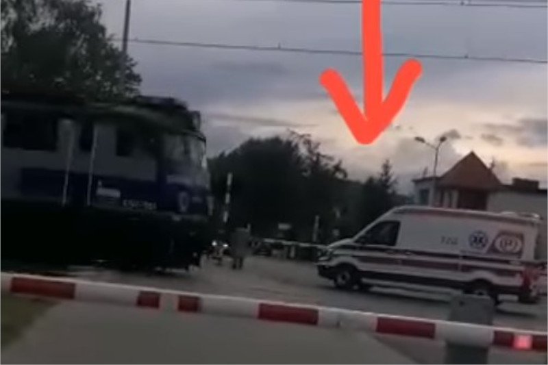 Karetka pogotowia cudem uniknęła zderzenia z pociągiem.