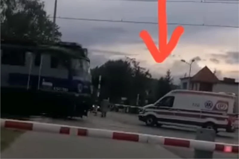 Karetka pogotowia cudem uniknęła zderzenia z pociągiem.