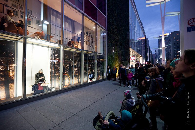 Wernisaż Krzyku mody przed witryną H&M