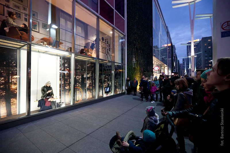 Wernisaż Krzyku mody przed witryną H&M
