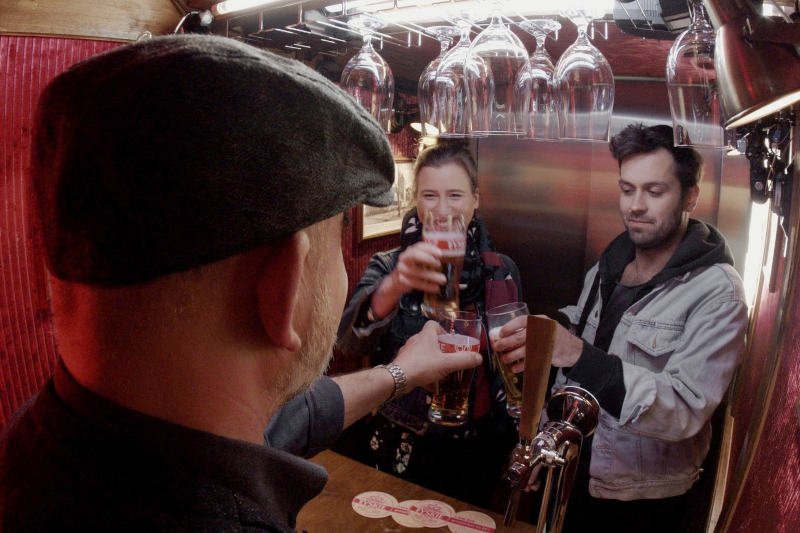 Mówić "dzień dobry" czy nie mówić? W windzie panuje specyficzna etykieta