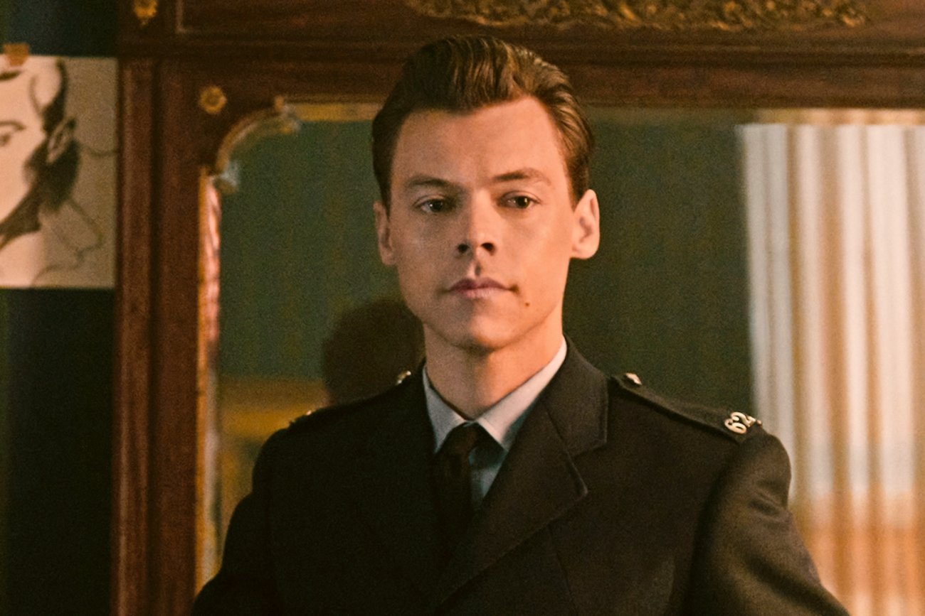 "Mój policjant" ("My Policeman") to melodramat o miłości dwóch mężczyzn z Harrym Stylesem i Emmą Corrin w rolach głównych. "Mój policjant" ("My Policeman") to melodramat o miłości dwóch mężczyzn z Harrym Stylesem i Emmą Corrin w rolach głównych.