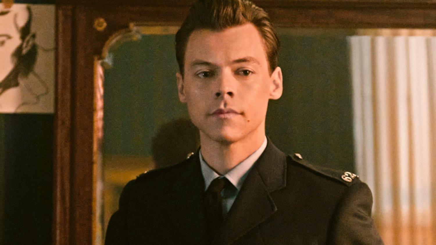 "Mój policjant" ("My Policeman") to melodramat o miłości dwóch mężczyzn z Harrym Stylesem i Emmą Corrin w rolach głównych.