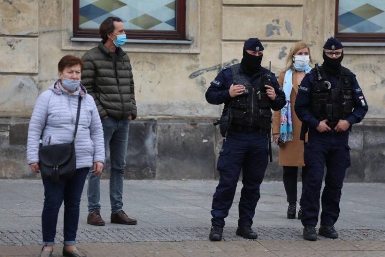 Policja wystawia mandaty za brak maseczek.