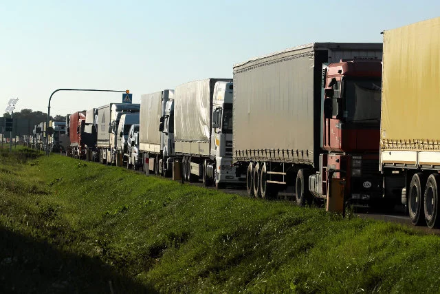 Tiry stoją w kilometrowych korkach, zanim skończy się weekend będzie jeszcze gorzej.