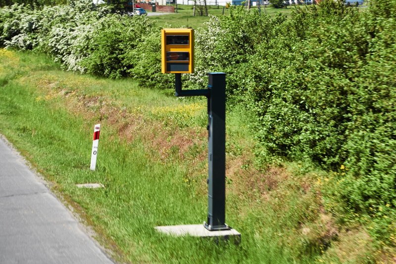 Fotoradar może być instalowany w masztach albo na przenośnych statywach w miejscach wybranych przez kontrolerów.