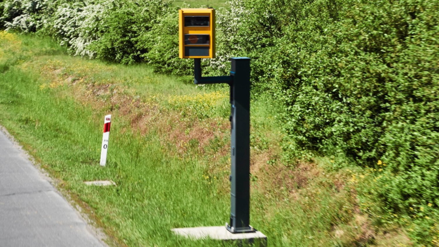 Fotoradar może być instalowany w masztach albo na przenośnych statywach w miejscach wybranych przez kontrolerów.