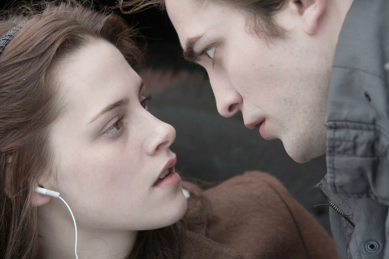 Reżyserka "Zmierzchu" zdradza kulisy relacji Kristen Stewart i Roberta Pattinsona.