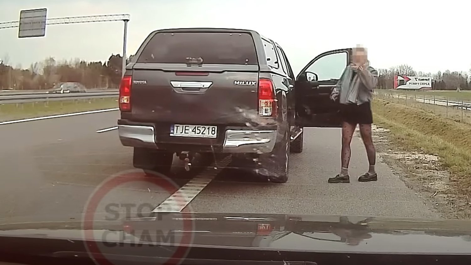 Bulwersujący filmik na kanale "Stop Cham". Na nagraniu była policjantka Zajechali mu drogę, a pasażerka pokazała palec. To była policjantka