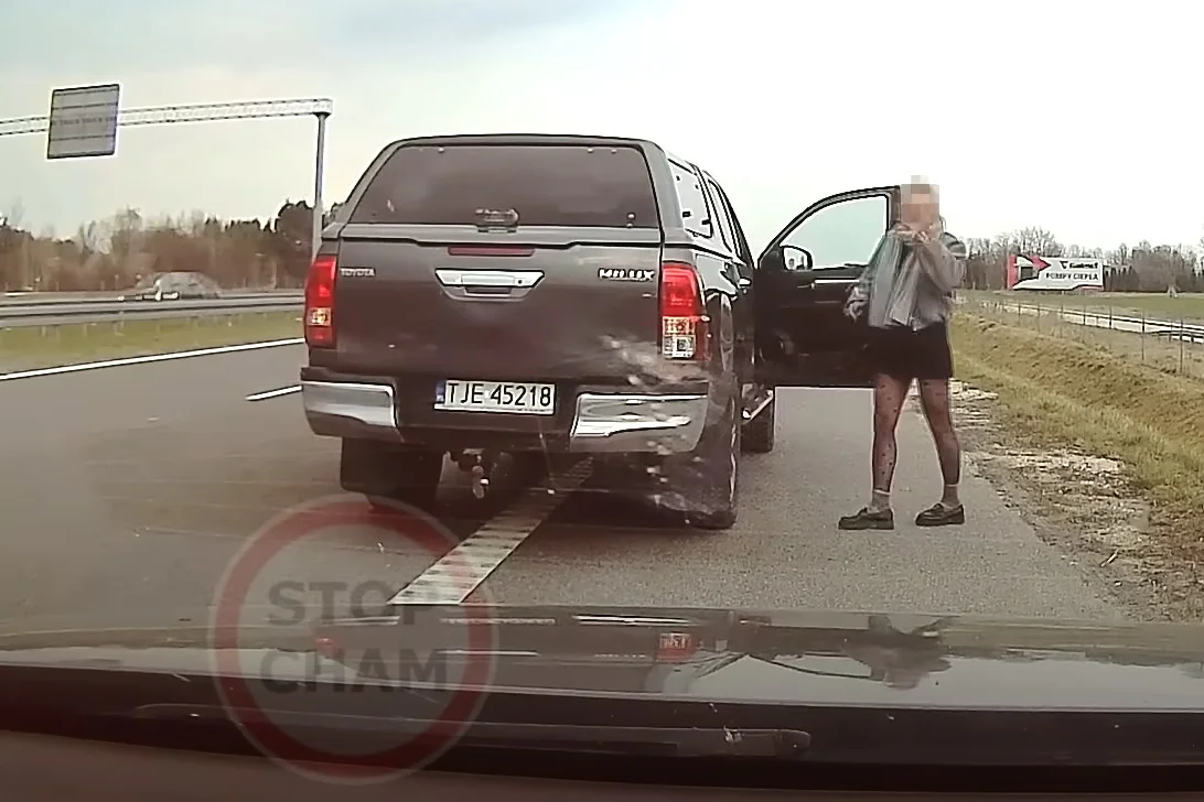 Zajechali mu drogę, a pasażerka pokazała palec. To była policjantka