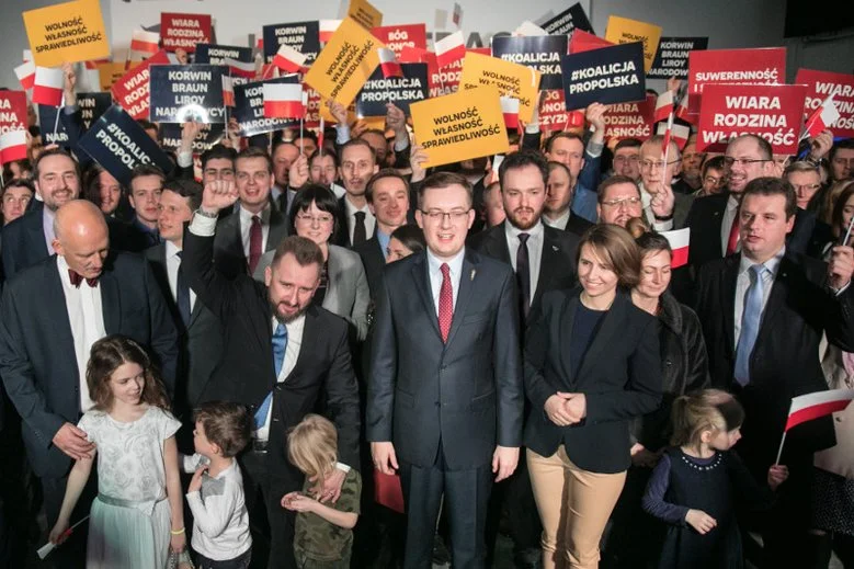 "Wiadomości" TVP w czwartek pominęły Konfederację opisując sondaż wyborczy.