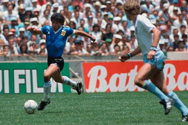 Diego Maradona zaraz strzeli Anglikom jedną z najpiękniejszych bramek
