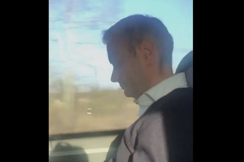 Działacze Wiosny nieco zbyt nachalnie donosili w sieci o tym, że ich lider podróżuje autobusem jak zwykł Polak.