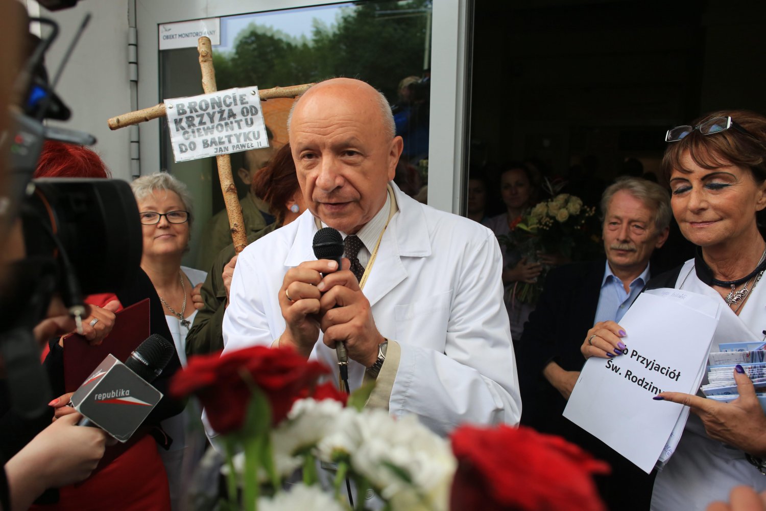 Prof. Bogdan Chazan przed Szpitalem Św. Rodziny podczas pikiety w jego obronie.