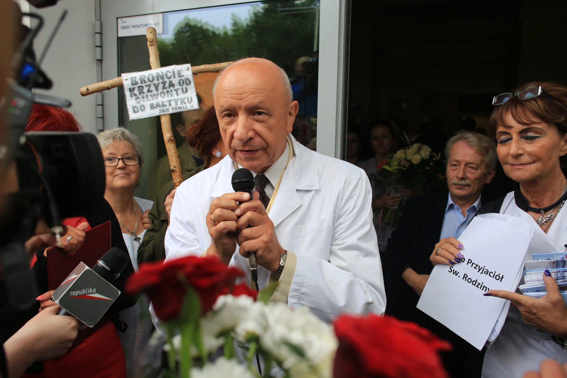 Prof. Bogdan Chazan przed Szpitalem Św. Rodziny podczas pikiety w jego obronie.