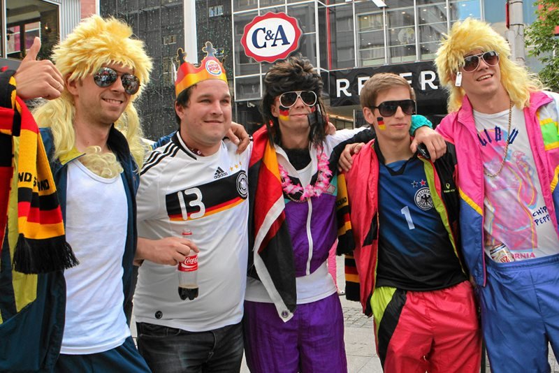 Niemieccy kibice na ulicach Warszawy podczas EURO 2012.