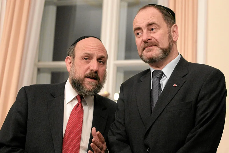 Polska społeczność żydowska od dawna protestuje przeciwko używaniu określeń "polskie obozy koncentracyjne". Na zdjęciu Piotr Kadlčik w towarzystwie naczelnego rabina Polski Michaela Schudricha.