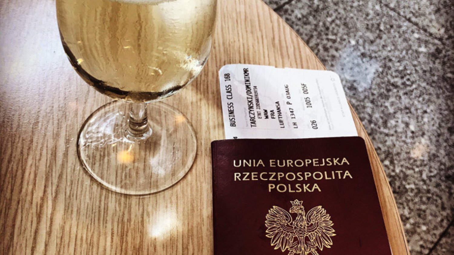 Poseł Dominik Tarczyński nie odpowiedział na wezwanie marszałka Brudzińskiego do wakacyjnego patriotyzmu. Nie dość, że będzie wypoczywał za granicą, to jeszcze poleci tam zagranicznymi liniami lotniczymi.