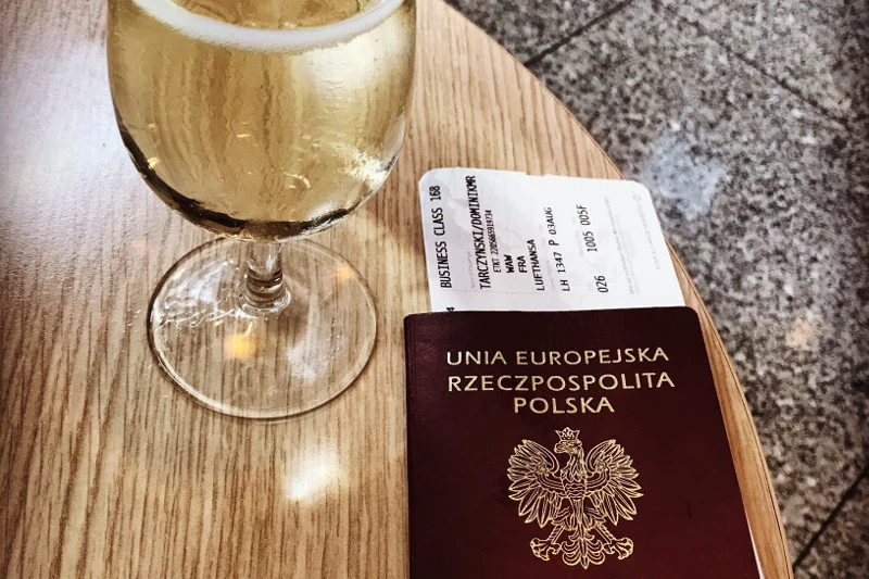 Poseł Dominik Tarczyński nie odpowiedział na wezwanie marszałka Brudzińskiego do wakacyjnego patriotyzmu. Nie dość, że będzie wypoczywał za granicą, to jeszcze poleci tam zagranicznymi liniami lotniczymi.