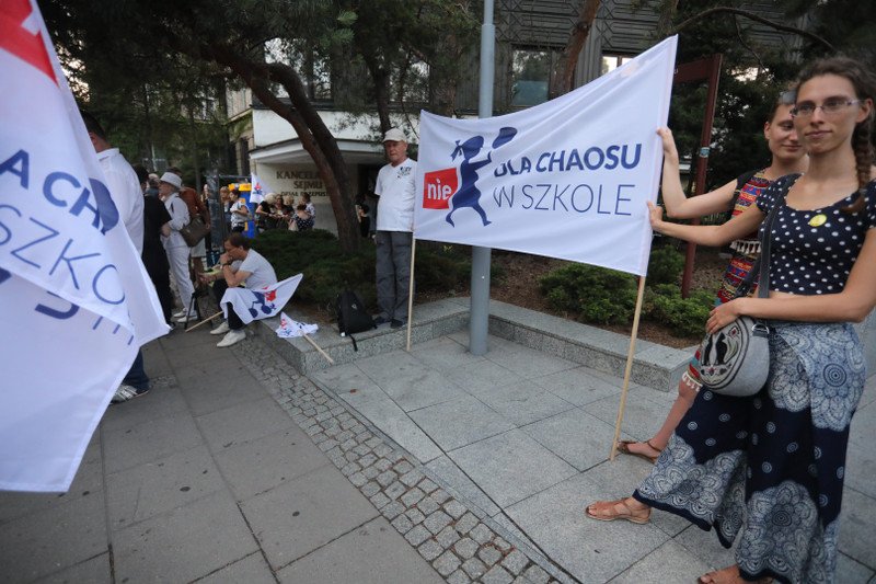 Rodzice i nauczyciele protestują przed Sejmem przeciwko reformie edukacji.