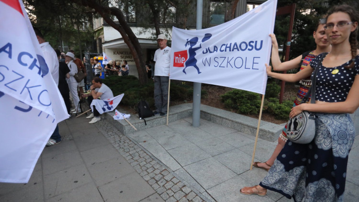 Rodzice i nauczyciele protestują przed Sejmem przeciwko reformie edukacji.