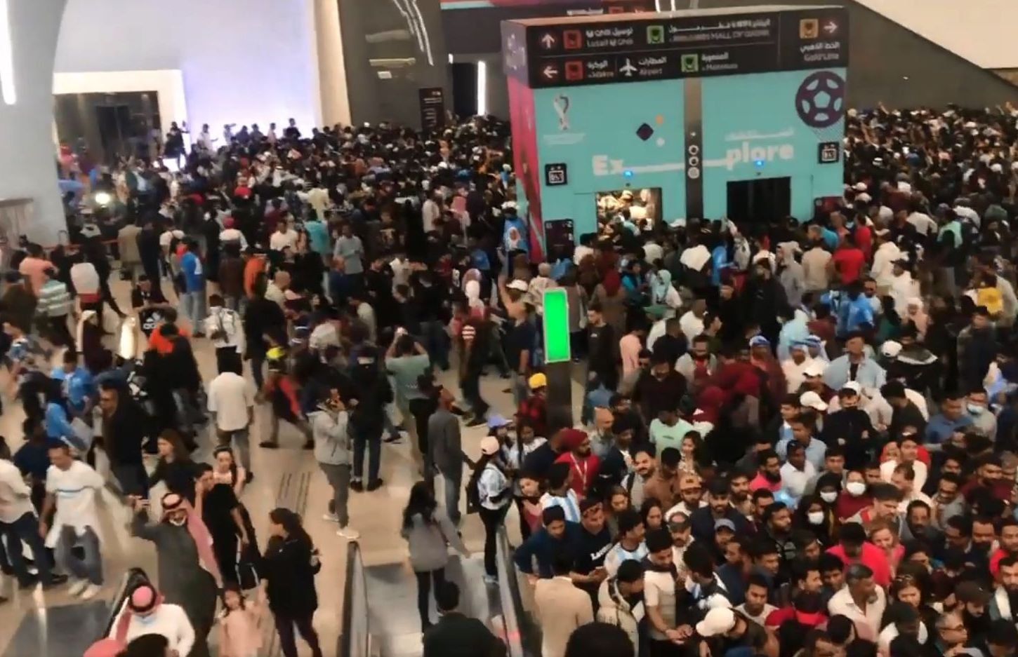 Tłum ludzi na centralnej stacji w Dosze w totalnym chaosie przed finałem Francja – Argentyna.