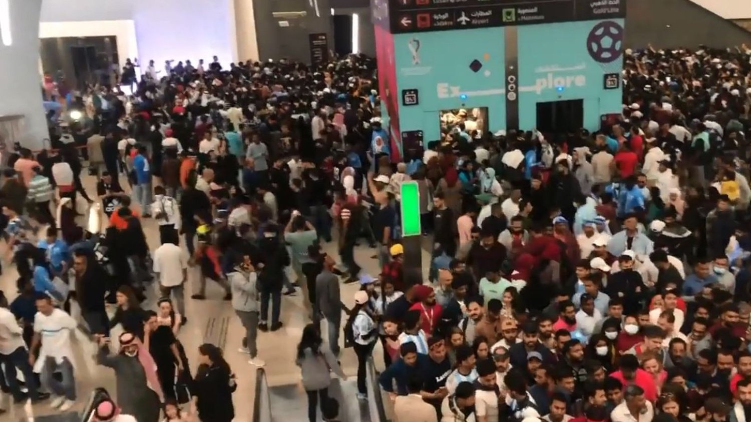Tłum ludzi na centralnej stacji w Dosze w totalnym chaosie przed finałem Francja – Argentyna.