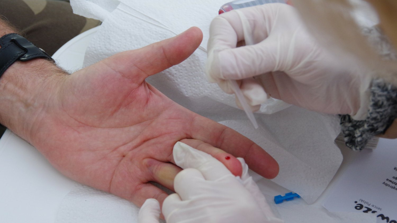 Wystarczy kropla krwi z palca i kilka minut, aby wykonać prosty test w kierunku HCV.