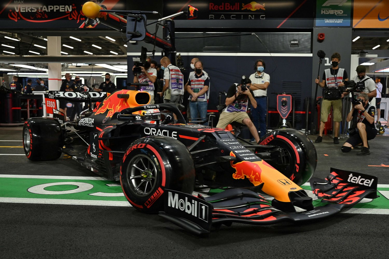 Max Verstappen rozbił swój bolid i zawiódł w kwalifikacjach. Czy uda mu się odzyskać kontrolę w niedzielnym wyścigu?