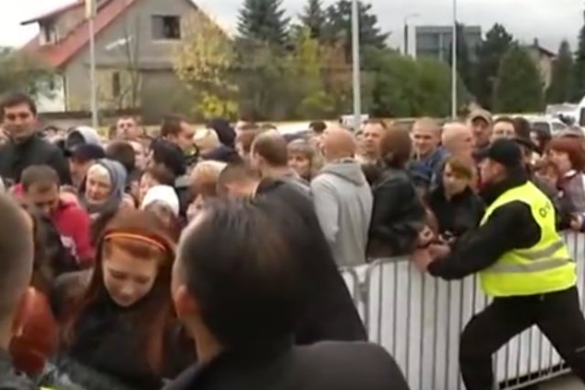 Oblężenie przy okazji otwarcia sklepu Biedronki.