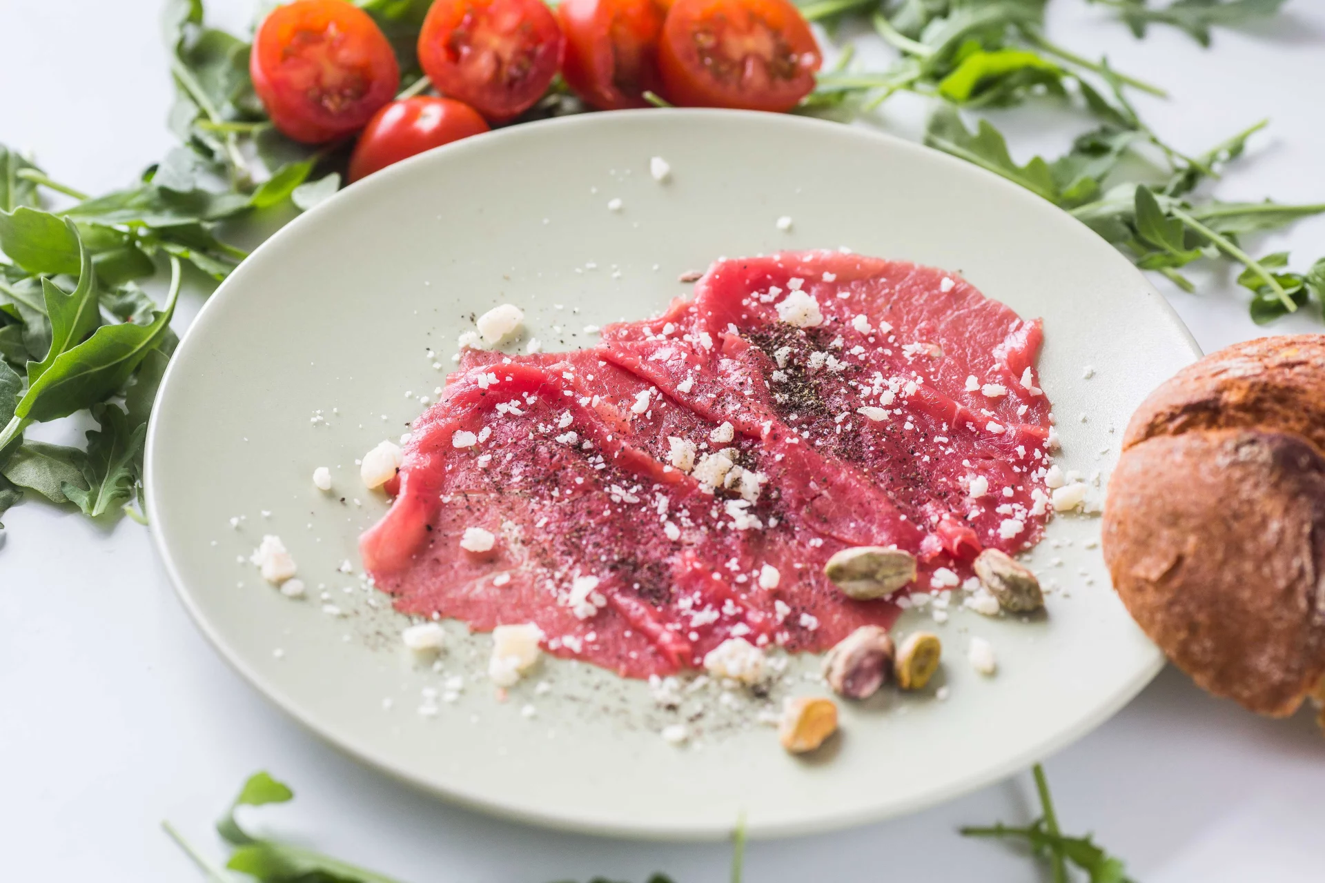 Carpaccio to włoska przystawka z cienkich plastrów świeżej wołowiny, tradycyjnie podawana z oliwą z oliwek, sokiem z cytryny i pieprzem. Co ciekawe danie zostało nazwane na cześć włoskiego malarza o tym nazwisku i zaserwowane po raz pierwszy w 1950.
