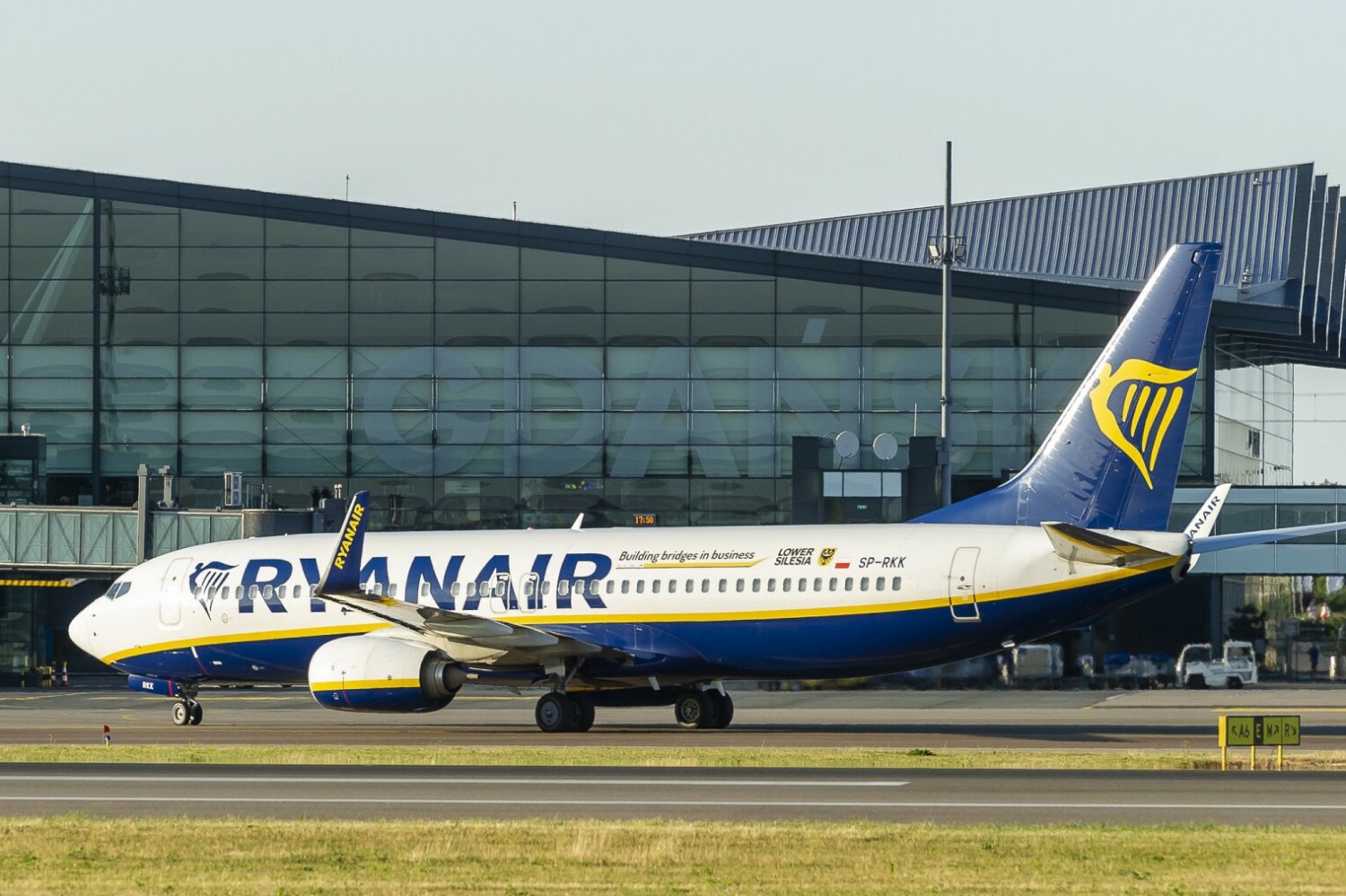 Incydent na pokładzie samolotu z Polski. Pasażer wymagał pomocy medycznej.