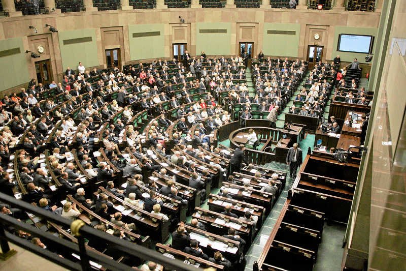 Sejmowa sala obrad. Jutro posłowie przyjdą tu o godzinę później niż zwykle