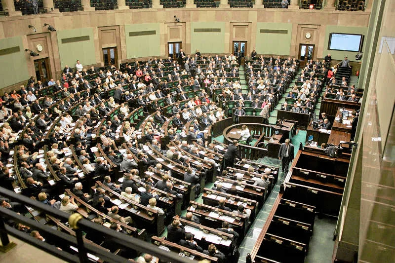 Sejmowa sala obrad. Jutro posłowie przyjdą tu o godzinę później niż zwykle
