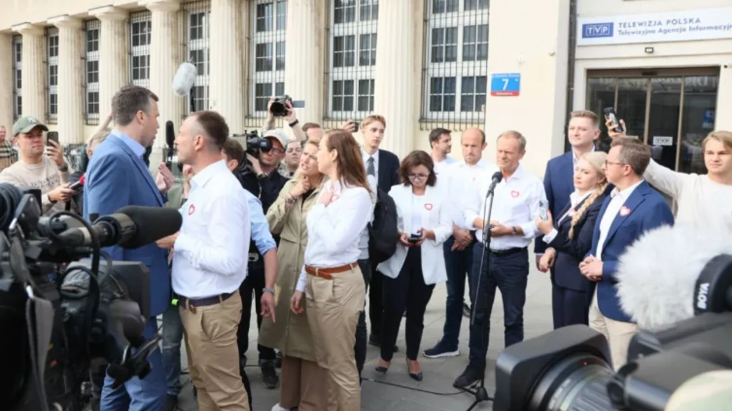 Tusk przed TVP. Rachoń urządził burdę.